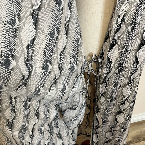 Torrid Snake Print Robe Size 2 - Picture 13 of 16